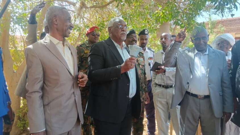 بحضور مدير امتحانات السودان والي نهر النيل يقرع الجرس أيذاناً بانطلاق امتحانات الشهادة بحضور مدير امتحانات السودان والي نهر النيل يقرع الجرس أيذاناً بانطلاق امتحانات الشهادة