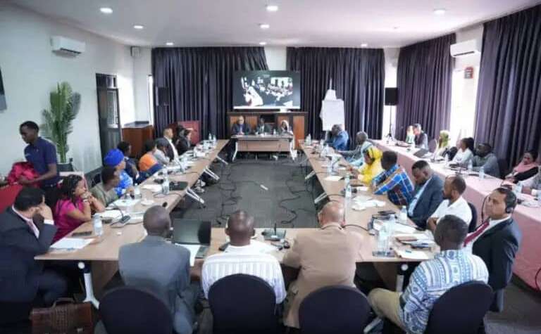 أحزاب داعمة للمليشيا الإرهابية تنظم ورسةحقوقية لتخفيف الضغط الدولي عليها أحزاب داعمة للمليشيا الإرهابية تنظم ورسةحقوقية لتخفيف الضغط الدولي عليها