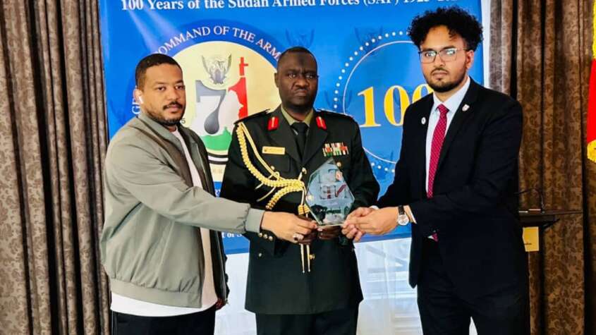 تجمع السودانيين بالخارج يقدم درع الشرفاء للملحق العسكري بلندن تجمع السودانيين بالخارج يقدم درع الشرفاء للملحق العسكري بلندن