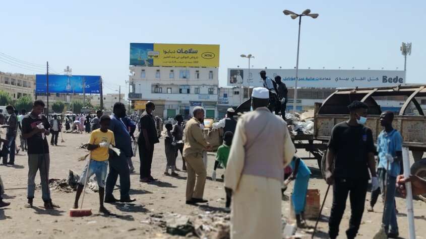 الشرطة المجتمعية تشارك في حملة إصحاح البيئة بالسوق الكبير في بورتسودان الشرطة المجتمعية تشارك في حملة إصحاح البيئة بالسوق الكبير في بورتسودان