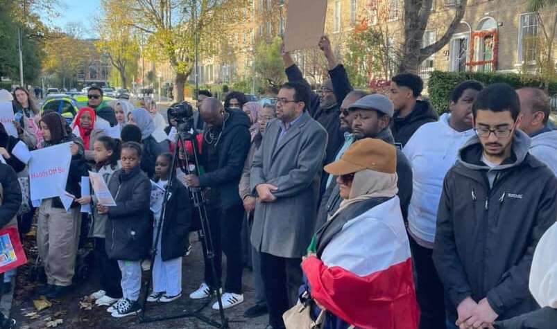 السودانيون بأيرلندا يتظاهرون احتجاجا وتنديدا بجرائم مليشيا الجنجويد ضد مواطني الفاشر السودانيون بأيرلندا يتظاهرون احتجاجا وتنديدا بجرائم مليشيا الجنجويد ضد مواطني الفاشر