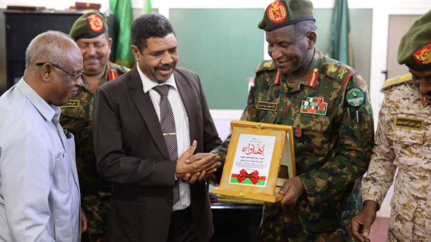 المدير العام لبنك امدرمان الوطني يزور ولاية القضارف ويعلن خطة للتوسع في خدماته المصرفية