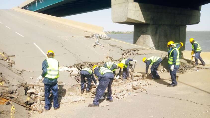الطرق و الجسور بولاية الخرطوم البدء في إزالة الأجزاء المنهارة بجسر الحلفايا