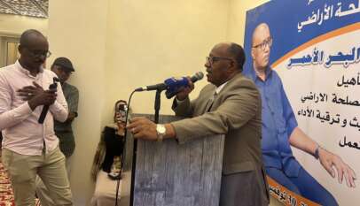 والي البحر الأحمر يمتدح جهود مدير الأراضي في حفظ حقوق المواطنين والي البحر الأحمر يمتدح جهود مدير الأراضي في حفظ حقوق المواطنين