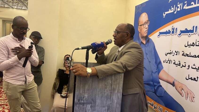 والي البحر الأحمر يمتدح جهود مدير الأراضي في حفظ حقوق المواطنين والي البحر الأحمر يمتدح جهود مدير الأراضي في حفظ حقوق المواطنين