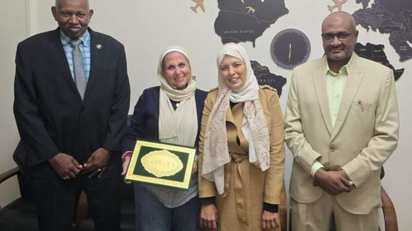 مركز إبراهيم الوالي يكرم الإعلامية د. داليا غازي تقديراً لدورها في تعزيز التواصل الإعلامي بين السودان ومصر مركز إبراهيم الوالي يكرم الإعلامية د. داليا غازي تقديراً لدورها في تعزيز التواصل الإعلامي بين السودان ومصر