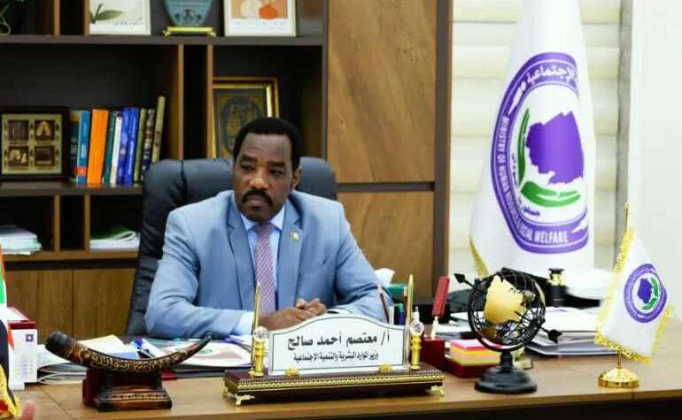 وزير تنمية الموارد البشرية:الاستثمار في قدرات الشباب يمثل الاستثمار الأجدى لمستقبل البلاد