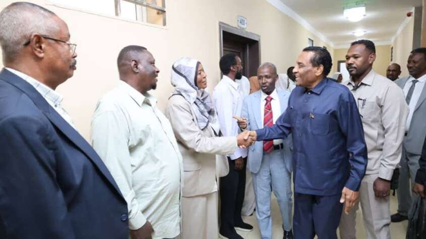 رئيس الوزراء يزور وزارة الموارد البشرية والرعاية الاجتماعية