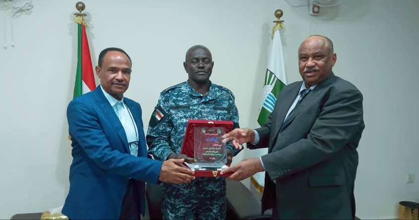 كلية بحري الأهلية تكرم والي الخرطوم
