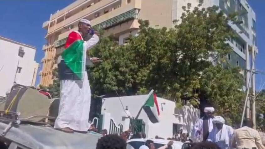 قبيلة الفادنية تجدد بيعتها للقوات المسلحة وتسلم والي الخرطوم قافلة دعم كبرى