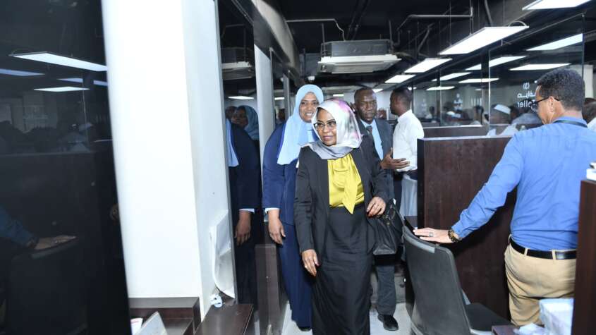 الرئيس التنفيذي لبنك الخرطوم تتفقد فرع عطبرة