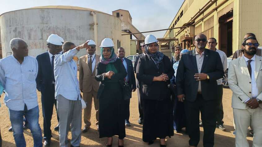 الرئيس التنفيذي لبنك الخرطوم تزور مصنع سكر كنانة وتؤكد إهتمام البنك بالشراكات الإقتصادية
