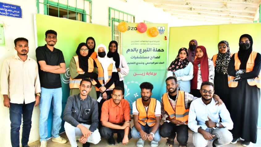 إقبال لافت على حملة “زين” للتبرع بالدم بشندي.. وتسليم 77 كيس دم للمستشفيات إقبال لافت على حملة “زين” للتبرع بالدم بشندي.. وتسليم 77 كيس دم للمستشفيات