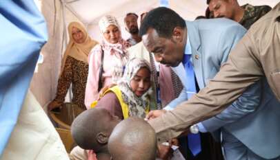 وزير الموارد البشرية: توزيع أكثر من 15 ألف بطانية وتوسيع مظلة التأمين الصحي للنازحين بالشمالية