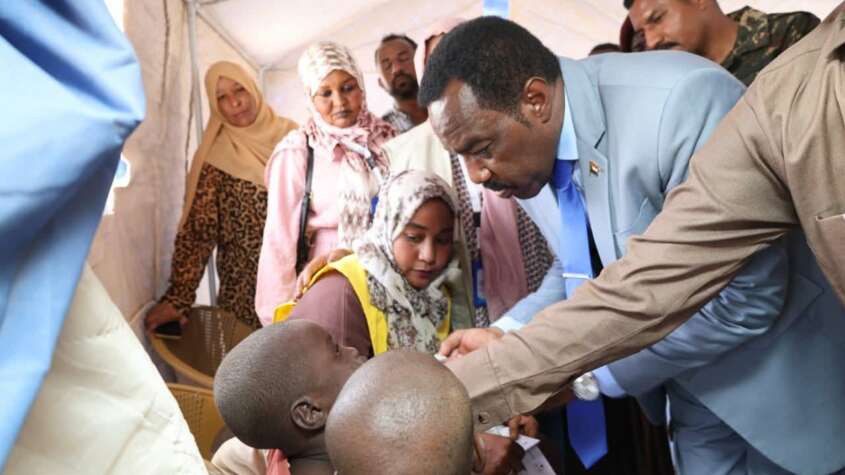 وزير الموارد البشرية: توزيع أكثر من 15 ألف بطانية وتوسيع مظلة التأمين الصحي للنازحين بالشمالية