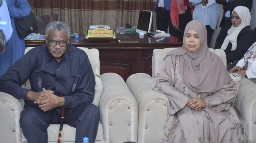 عضو مجلس السيادة تشيد بمبادرات القضارف وتدشن السلة الرمضانية الثانية للعاملين القضارف :الهام سالم منصور عضو مجلس السيادة تشيد بمبادرات القضارف وتدشن السلة الرمضانية الثانية للعاملين القضارف :الهام سالم منصور