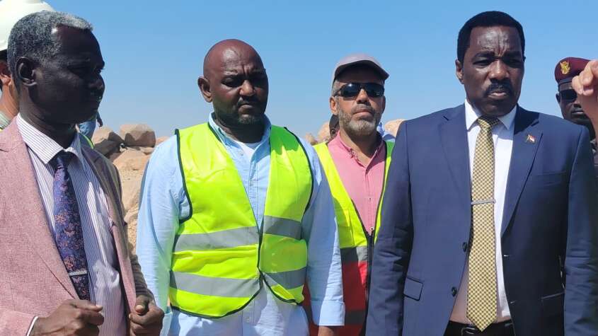 فضل محمد خير الايثار بتدفئة نازحي الحرب في برد قارس 