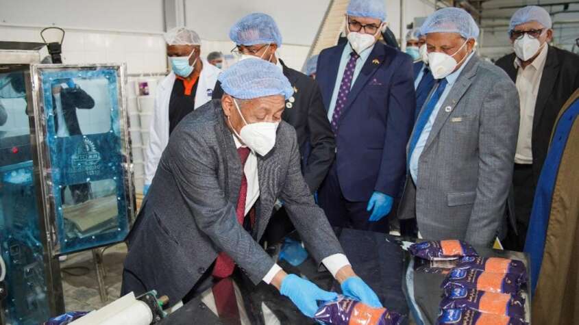 مصنع «النسر» يدشن إنتاجه ويخصص أول 5 آلاف كرتونة رمضانية للأُسر