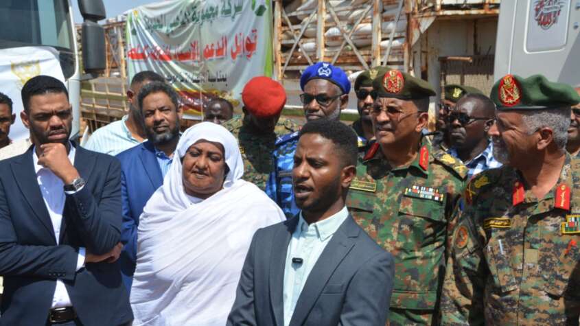 وزير الصناعة والتجارة والمستشار المالي للقائد العام يدشنان قافلة مجموعة الذهبي لدعم القوات المسلحة