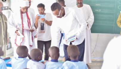 مؤسسة د.ابوذر الكودة تبدأ تعليم تلاميذ النازحين بمعسكر العفاض في الشمالية بالمجان 