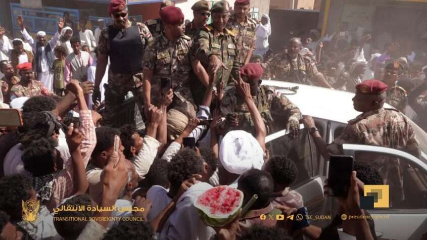 الرئيس البرهان من ابودليق..يشيد بالوقفة الصلبة لمواطنيها في وجه التمرد الرئيس البرهان من ابودليق..يشيد بالوقفة الصلبة لمواطنيها في وجه التمرد