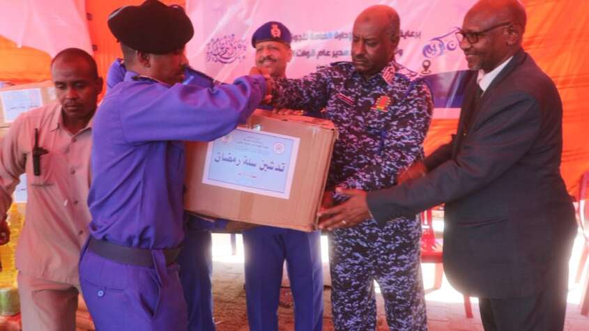 بتمويل من بنك أم درمان الوطني… تدشين السلة الغذائية الرمضانية للادارة العامة للجوازات والسجل المدني ولاية الخرطوم 
