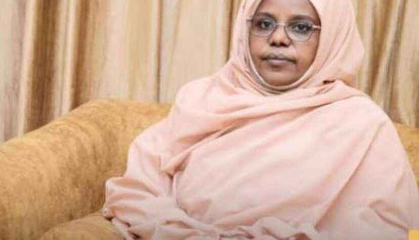 مصادر تروي الحقيقة..عضو مجلس السيادة تكمل إجراءاتها بنفسها .. ماذا دار في مكتب الاراضي ؟